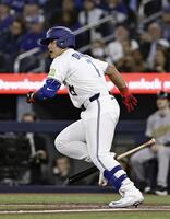 １回、左前打を放つ岡本（共同）