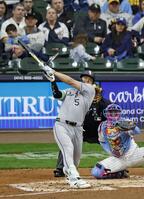 ４回、メジャーデビューから２試合連続本塁打となる２号ソロを放つ村上（共同）