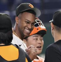 ライブＢＰを終え、笑顔を見せるマルティネス（撮影・田中太一）