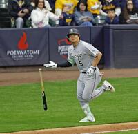 ４回、メジャーデビューから２試合連続本塁打となる２号ソロを放った村上（共同）