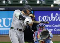 ４回、メジャーデビューから２試合連続本塁打となる２号ソロを放つ村上（共同）