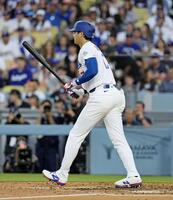 ３回、四球を選んだ大谷（共同）