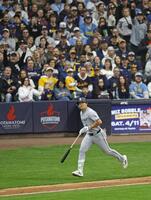 ４回、メジャーデビューから２試合連続本塁打となる２号ソロを放ち、打球の行方を見る村上（共同）