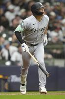 ４回、メジャーデビューから２試合連続本塁打となる２号ソロを放つ村上（ＡＰ＝共同）