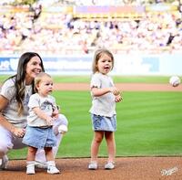 始球式に登場したシャーロットちゃん（右端）とレイトンちゃん（左）＝ロサンゼルス・ドジャース提供