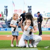 プレーボールコールをしたシャーロットちゃん（左）＝ロサンゼルス・ドジャース提供