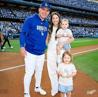 ラッシング（左）と記念撮影を行うスミス一家（ロサンゼルス・ドジャース提供）