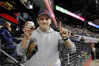 ４回に村上が放った２号ソロのボールを手にする人（共同）