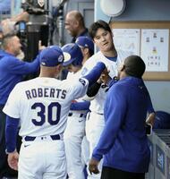 ダイヤモンドバックス戦に臨む大谷。手前左はロバーツ監督（共同）