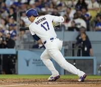 ５回、二ゴロ併殺に倒れる大谷（共同）