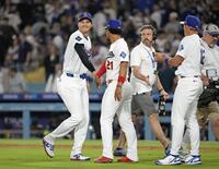 開幕から３連勝となり、喜ぶドジャースの大谷（左端）ら（共同）