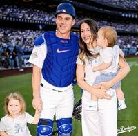 　始球式を行ったスミス一家（ロサンゼルス・ドジャース提供）