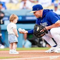 　ラッシングからボールを受け取るレイトンちゃん（ロサンゼルス・ドジャース提供）