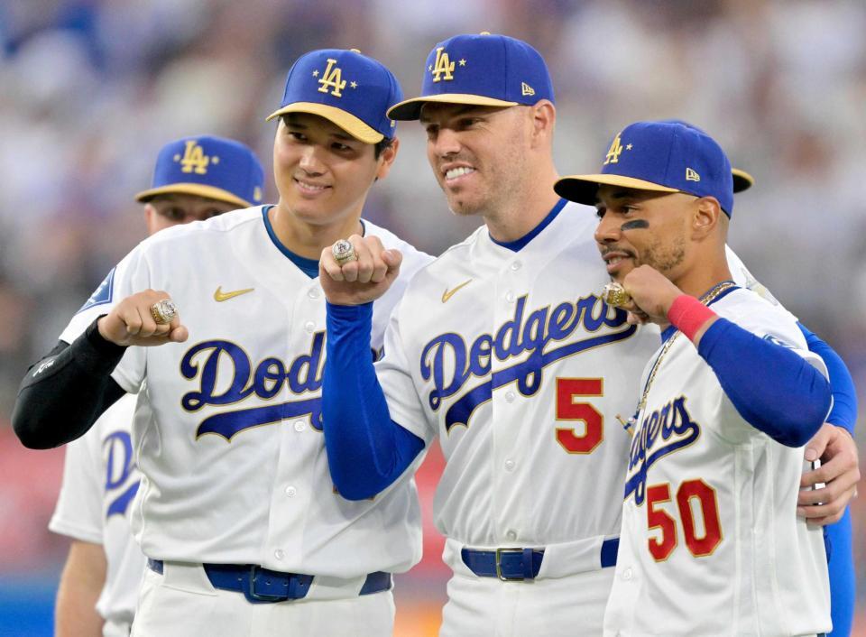 　優勝リング贈呈セレモニーでポーズをとる（左から）大谷、フリーマン、ベッツ（ロイター＝共同）