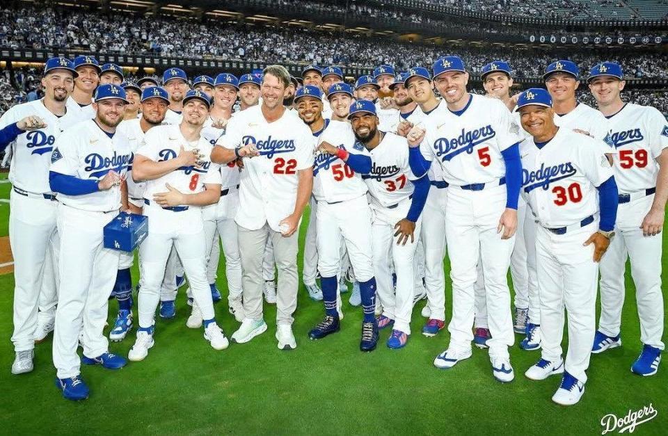 カーショー氏を囲んで記念撮影するドジャースナイン（ロサンゼルス・ドジャース提供）