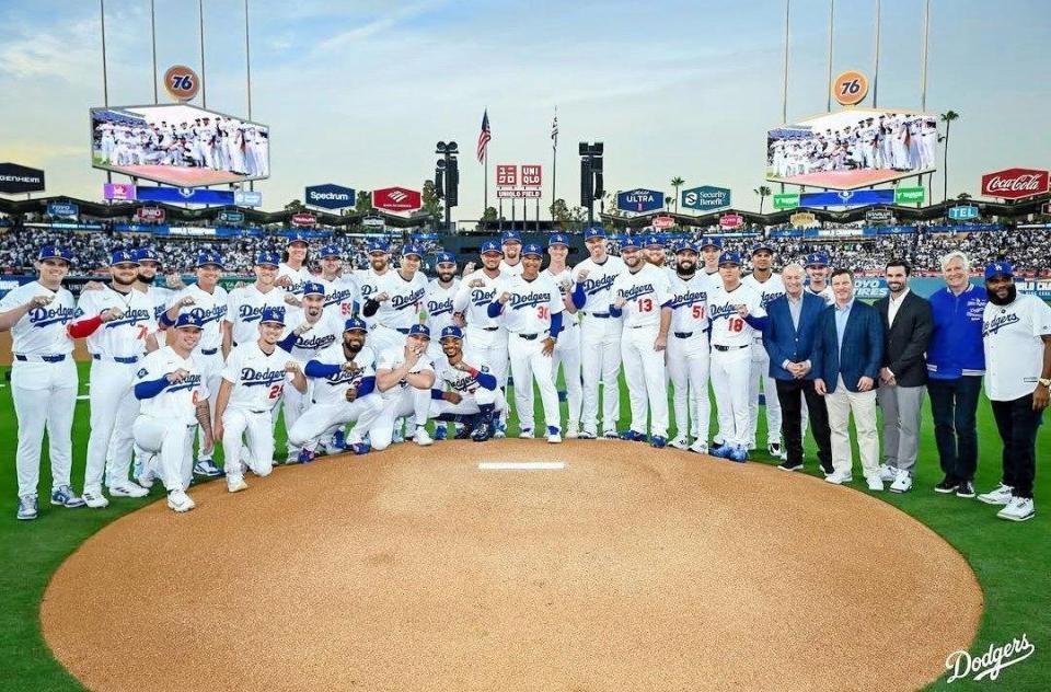優勝リング贈呈セレモニーで笑みを浮かべるドジャースナイン（ロサンゼルス・ドジャース提供）