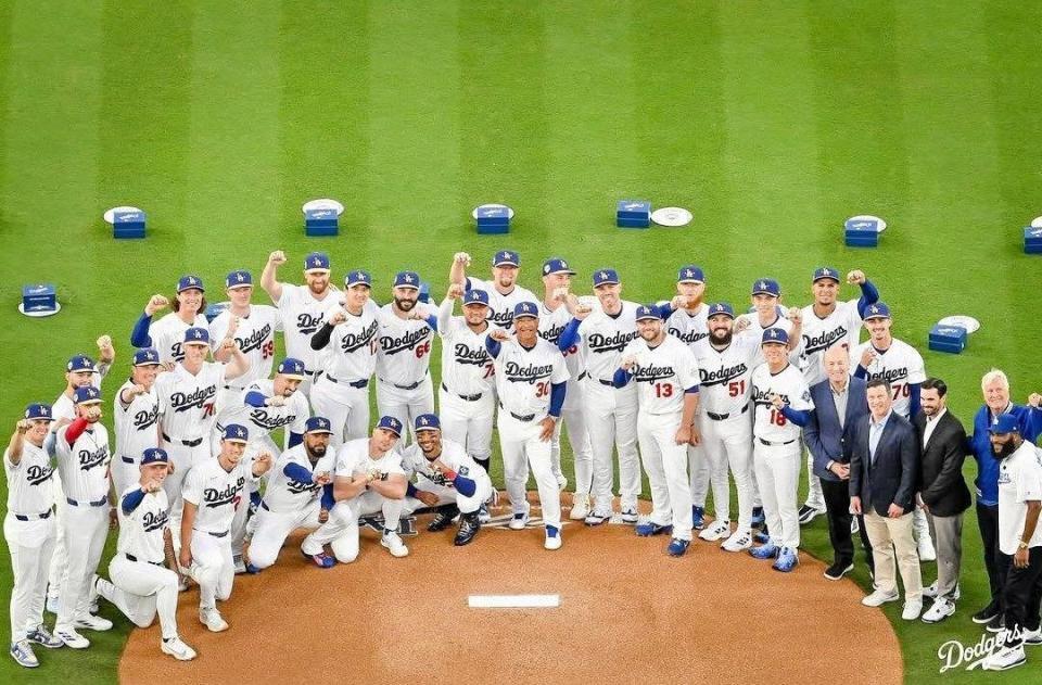 優勝リング贈呈式で笑みを浮かべるドジャースナイン（ロサンゼルス・ドジャース提供）