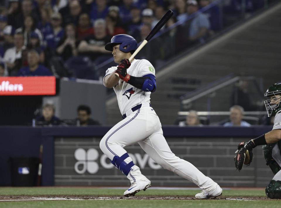 １回、左前打を放つ岡本（共同）