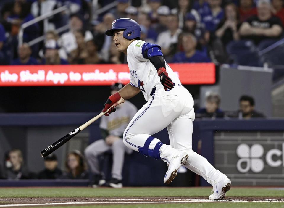 １回、左前打を放つ岡本（共同）