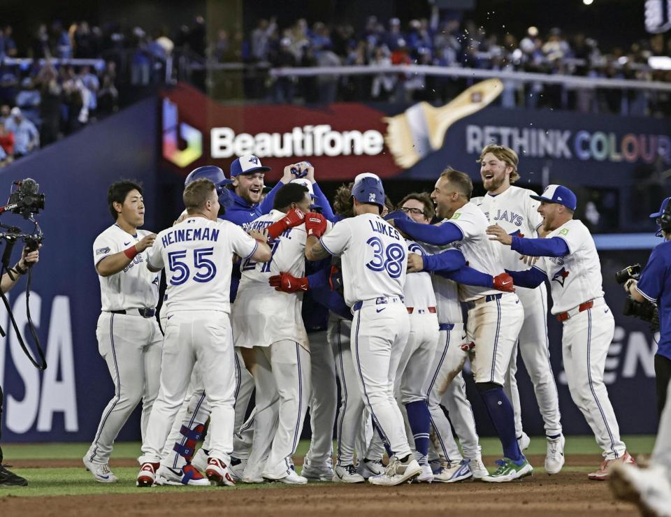 アスレチックスにサヨナラ勝ちし、喜ぶ岡本（左端）らブルージェイズの選手たち（共同）