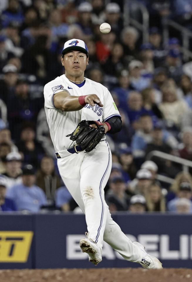 ９回、三ゴロを処理する岡本（共同）