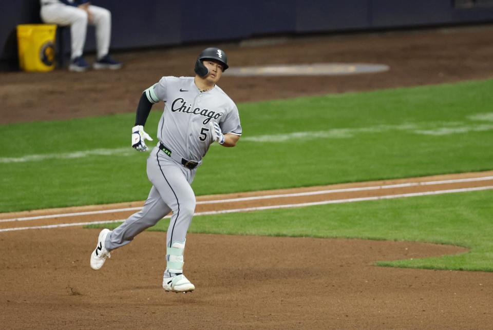 ４回、メジャーデビューから２試合連続本塁打となる２号ソロを放ち塁を回る村上（共同）