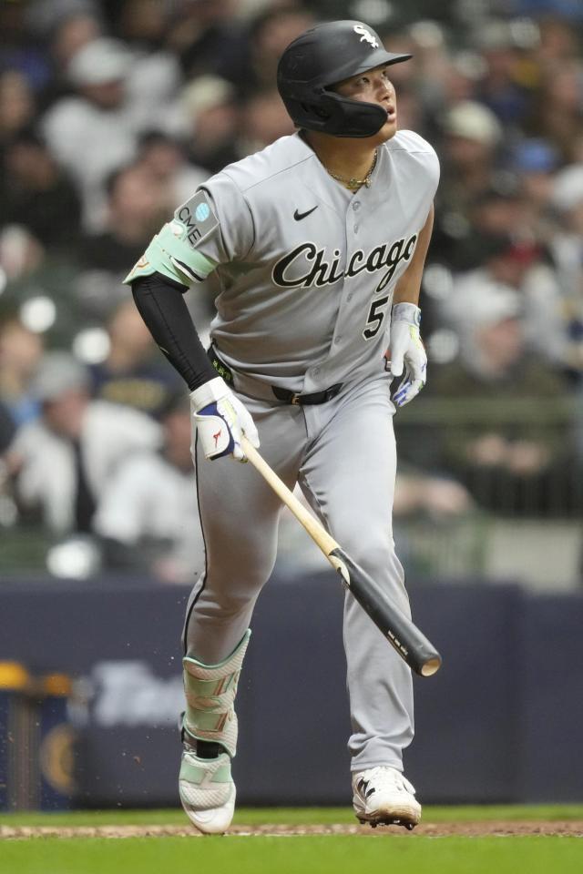 ４回、メジャーデビューから２試合連続本塁打となる２号ソロを放つ村上（ＡＰ＝共同）