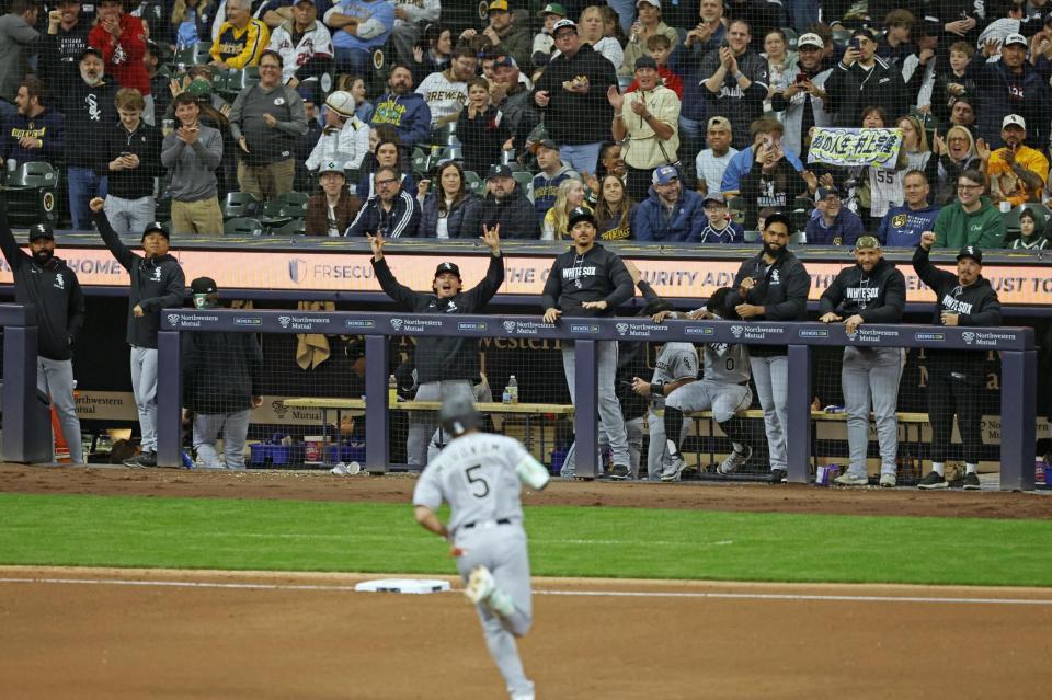 ４回、メジャーデビューから２試合連続本塁打となる２号ソロを放ち三塁へ向かう村上（５）と、盛り上がるベンチ（共同）