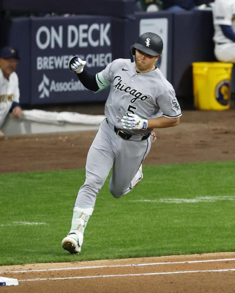 ４回、メジャーデビューから２試合連続本塁打となる２号ソロを放ち、一塁を回る村上（共同）