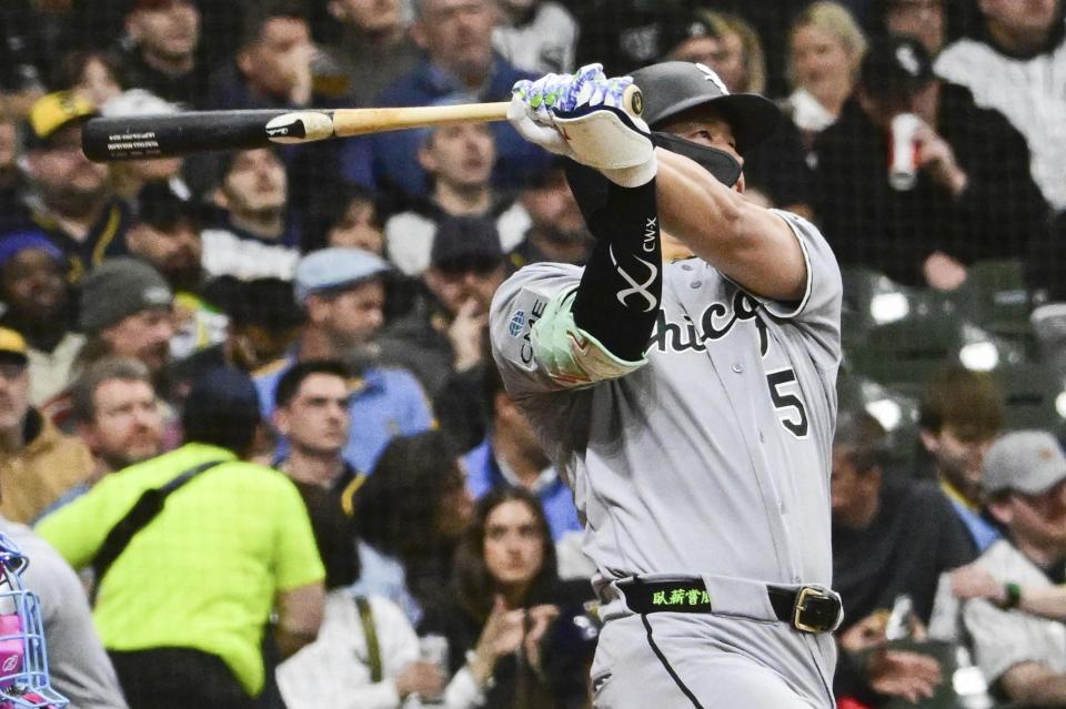 ４回、メジャーデビューから２試合連続本塁打となる２号ソロを放つ村上（ロイター＝共同）