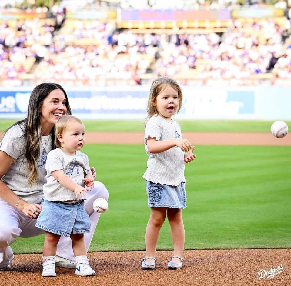 始球式に登場したシャーロットちゃん（右端）とレイトンちゃん（左）＝ロサンゼルス・ドジャース提供