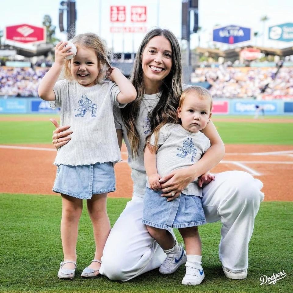 始球式に登場したシャーロットちゃん（左）とレイトンちゃん（手前）を抱っこするカラさん（ロサンゼルス・ドジャース提供）