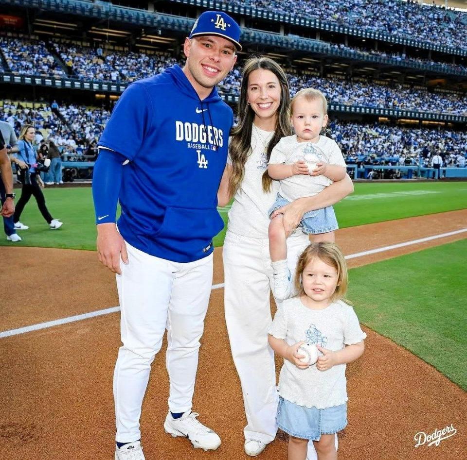 ラッシング（左）と記念撮影を行うスミス一家（ロサンゼルス・ドジャース提供）