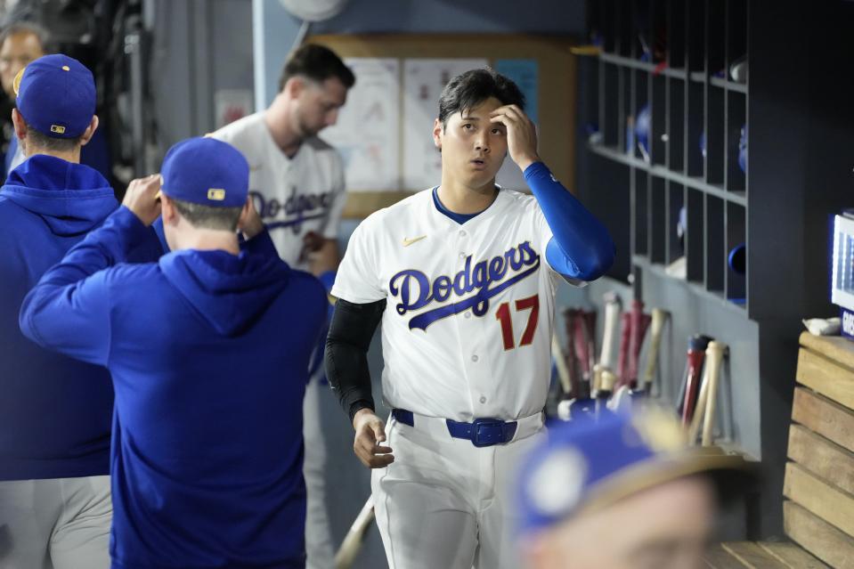 ５回、二ゴロ併殺に倒れベンチに戻った大谷（提供・共同通信社）