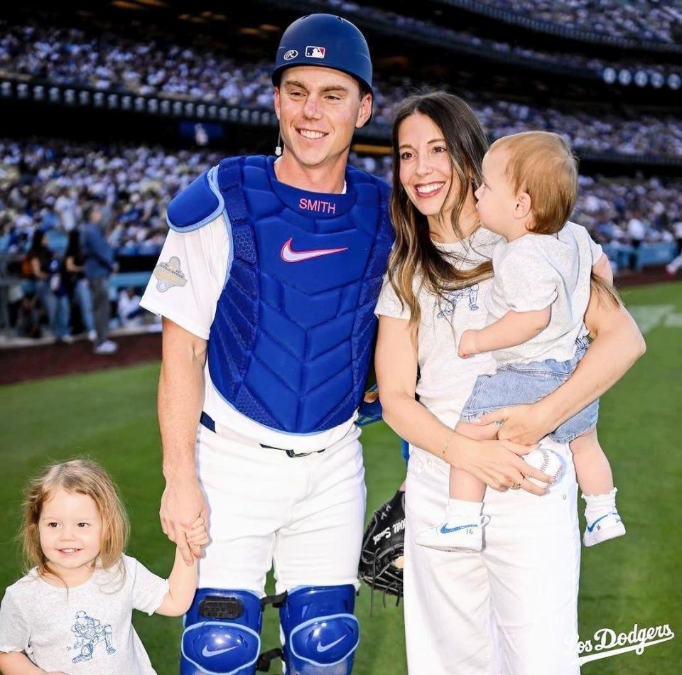　始球式を行ったスミス一家（ロサンゼルス・ドジャース提供）