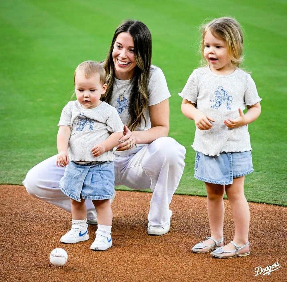 始球式に登場したシャーロットちゃん（右）とレイトンちゃん。背後はカラさん（ロサンゼルス・ドジャース提供）