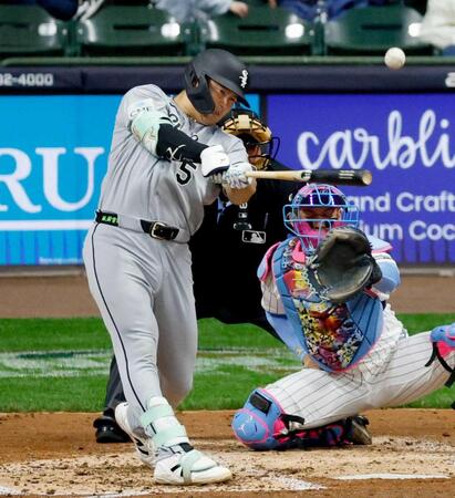 　４回、開幕から２試合連続となる２号ソロを放つ村上（共同）