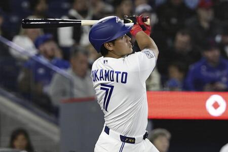 ４回、メジャー初本塁打を放つ岡本（共同）