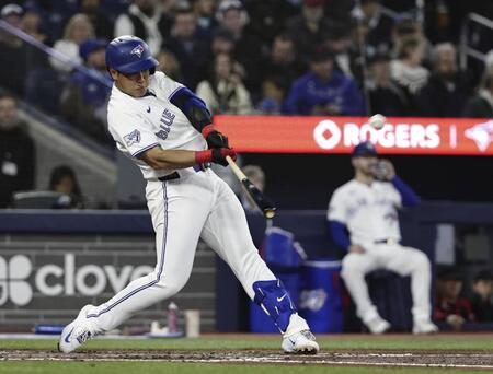 ４回、メジャー初本塁打を放つ岡本（共同）