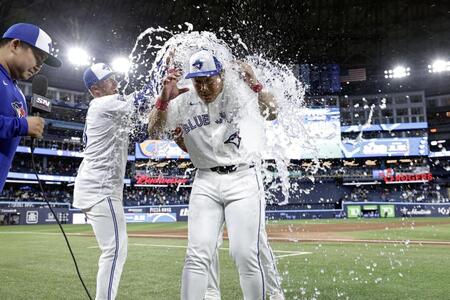 メジャー初本塁打を放ち、試合後に手荒い祝福を受ける岡本（共同）