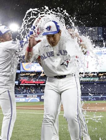 メジャー初本塁打を放ち、試合後に手荒い祝福を受ける岡本（共同）