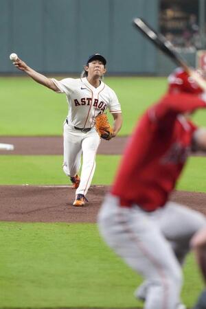 エンゼルス戦に先発でメジャー初登板し、トラウトと対戦する今井（共同）