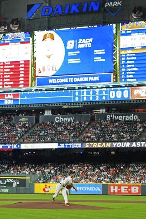 エンゼルス戦に先発でメジャー初登板し、初球を投じる今井（共同）