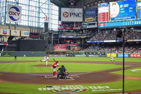 エンゼルス戦に先発でメジャー初登板し、初球を投じる今井（共同）