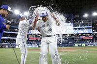 メジャー初本塁打を放ち、試合後に手荒い祝福を受ける岡本（共同）