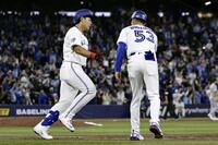 ４回、メジャー初本塁打を放った岡本（左）＝共同