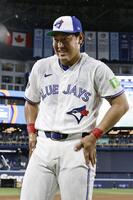 試合後に水をかけられる手荒い祝福を受け、笑顔の岡本（共同）