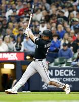 ２回、３号ソロを放つ村上。日本勢初のメジャーデビューから３試合連続本塁打となった（共同）