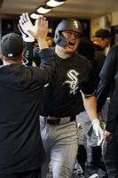 ２回に３号ソロを放ち、ベンチでタッチを交わす村上（共同）