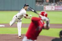 エンゼルス戦に先発でメジャー初登板し、トラウトと対戦する今井（共同）